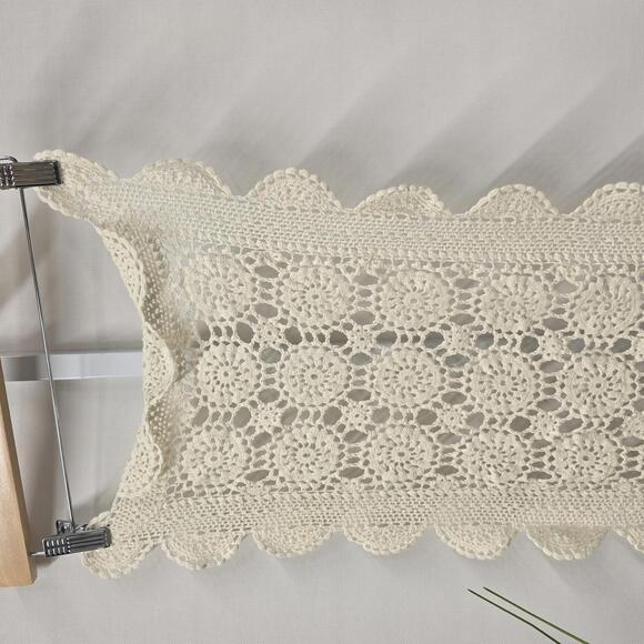 Handcrafted Crochet Lace Table Runner - Elegant Cream Design - Picture 3 of 4